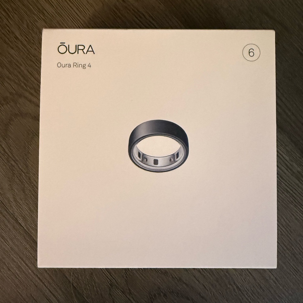 Oura Ring 4 in Black and Silver
